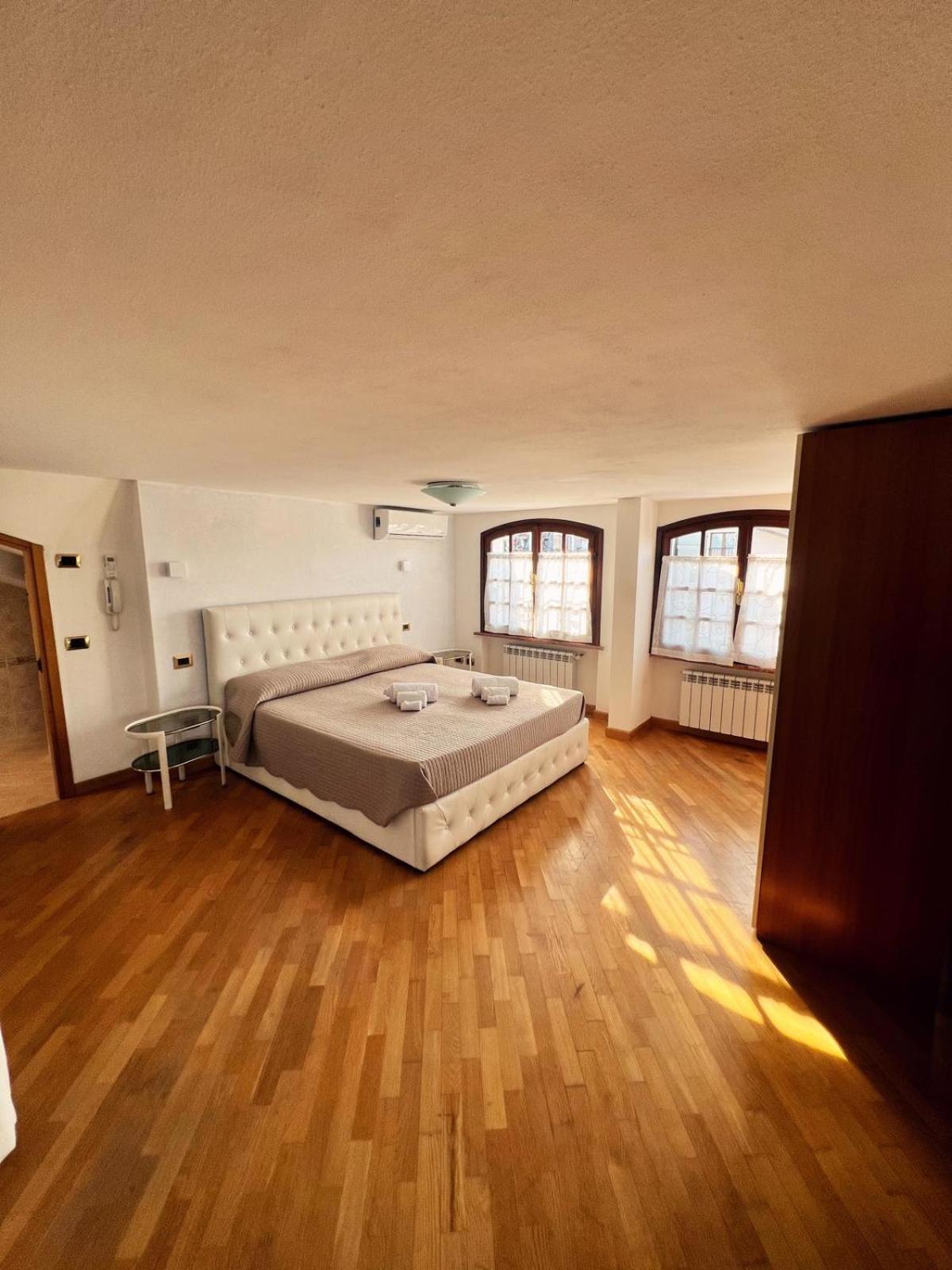 Apartment Mansardato Con Vista Peschiera del Garda